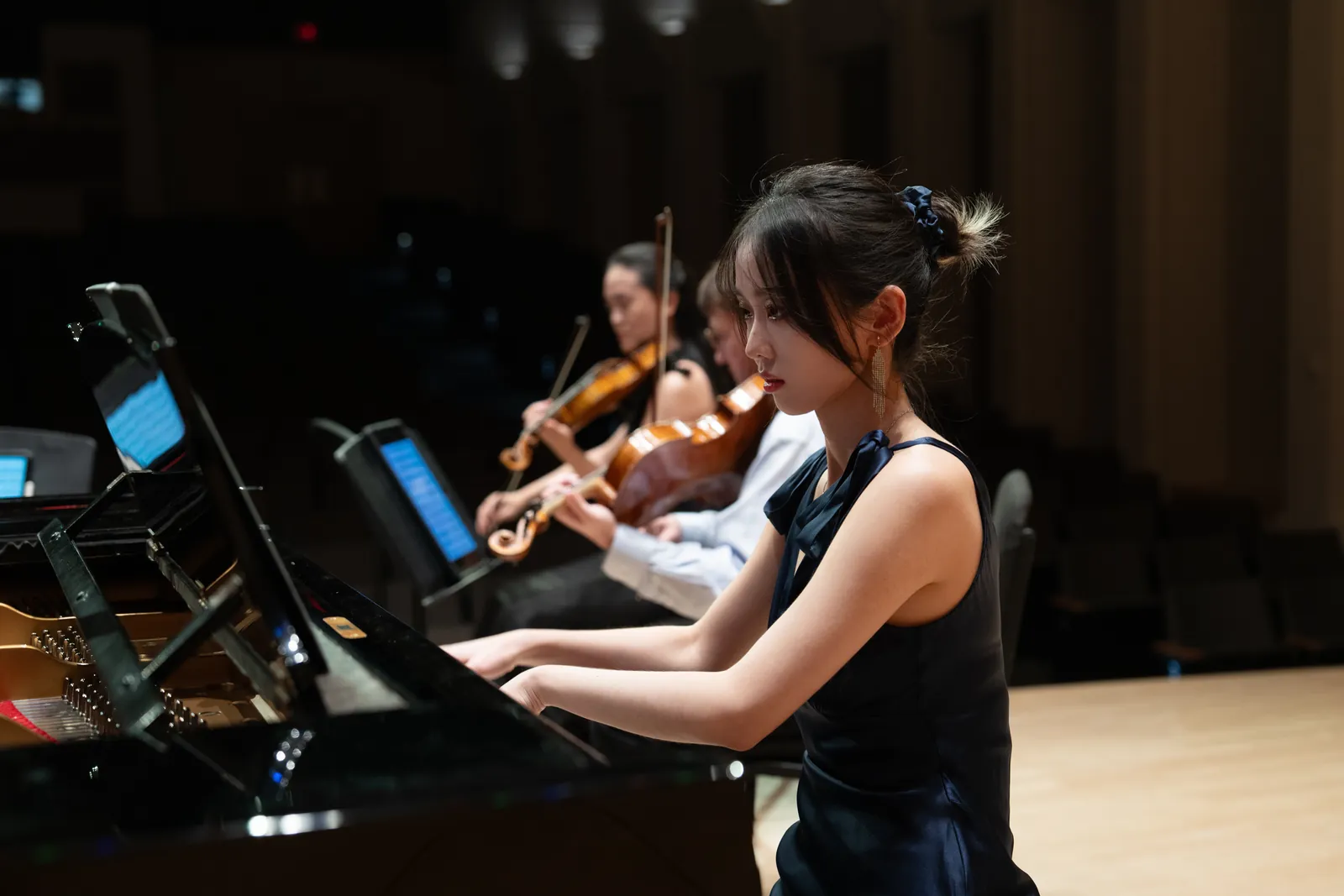 Rui Xi performing chamber music with string players